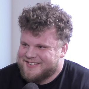 Voz de Tom Stoltman - Text to Speech