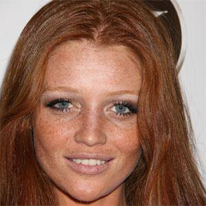 Cíntia Dicker's voice - Text to Speech AI