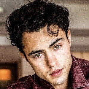 Darren Barnet's voice - Text to Speech AI