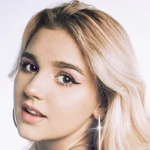 Eva Miller's voice - Text to Speech AI