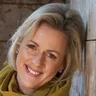 Jojo Moyes Novelist voice for text-to-speech